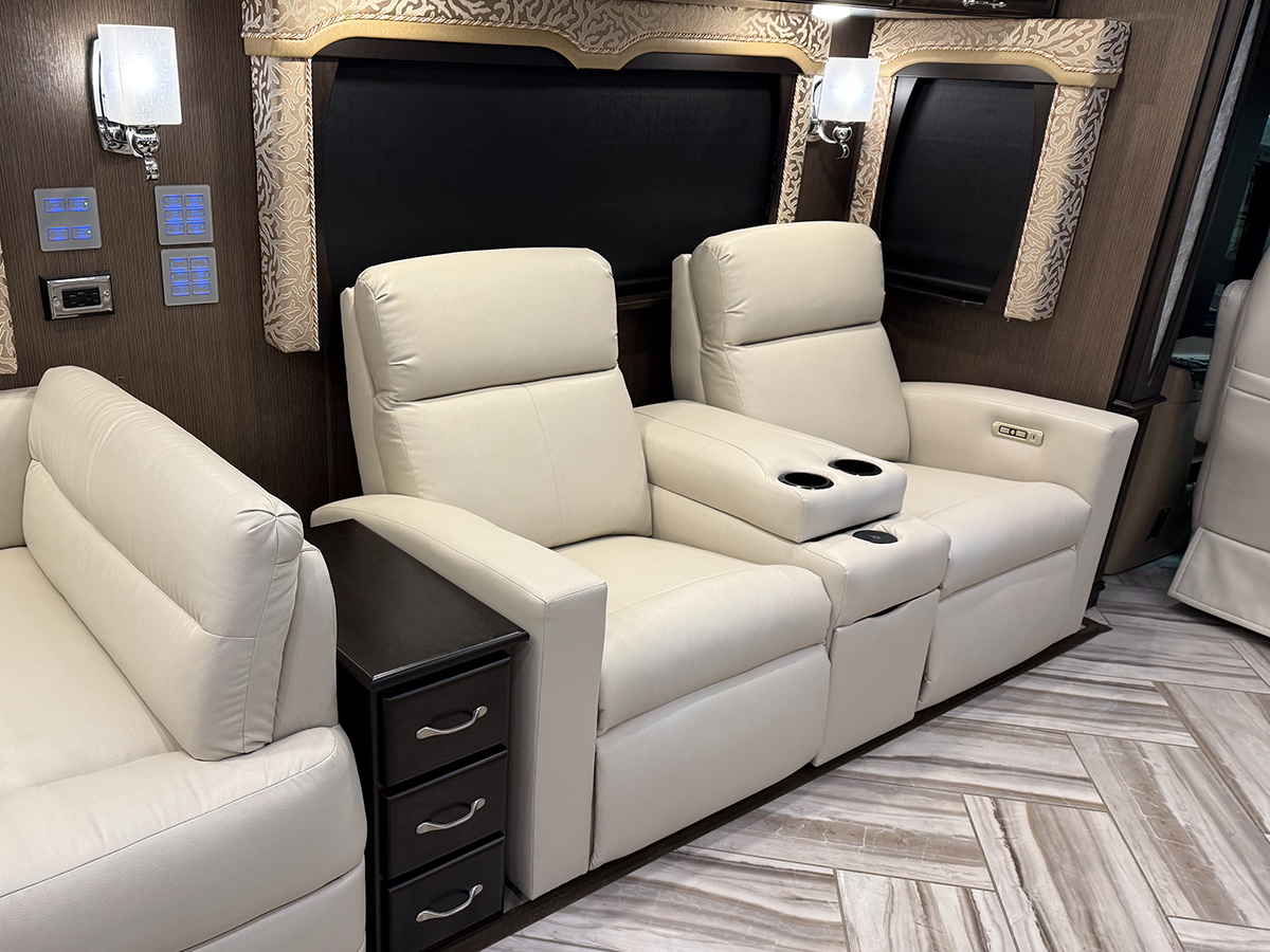 Lambright Venture RV Theater Workmate-zoom-6